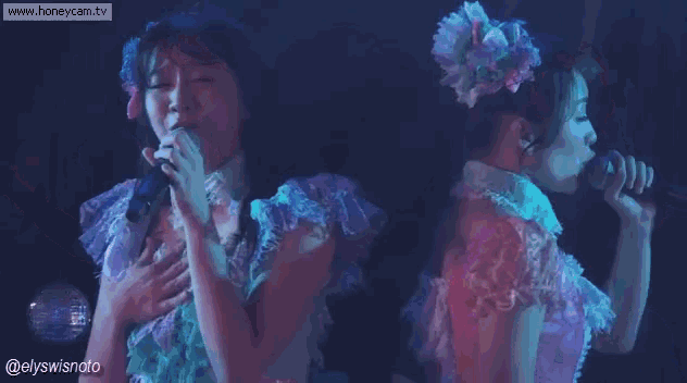 two women singing into microphones with the website www.honeycam.tv in the corner