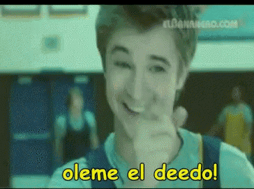 a young man pointing at the camera with the words oleme el deedo