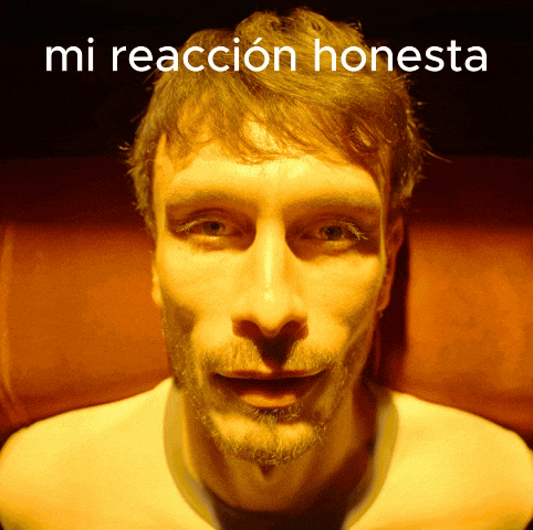 a close up of a man 's face with the words mi reaccion honesta written above him