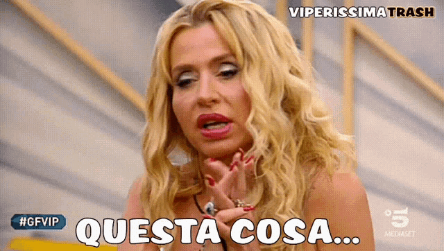 a woman with blonde hair says questa cosa on a screen