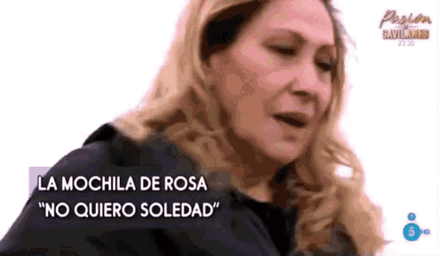 a woman is crying with the words la mochila de rosa " no quiero soledad " below her