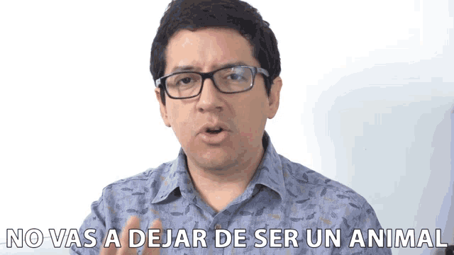 a man wearing glasses and a blue shirt says no vas a dejar de ser un animal