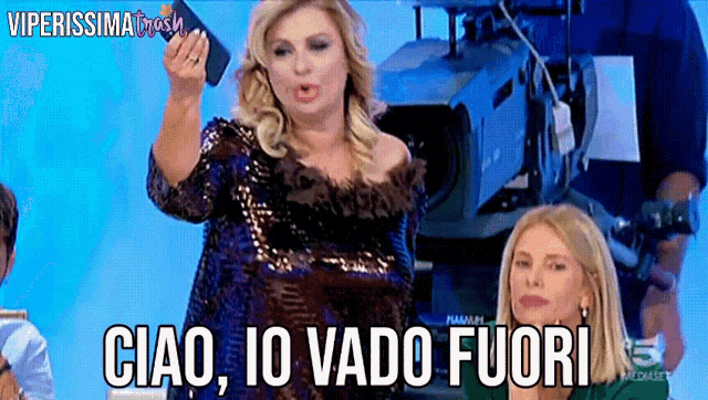 a woman says ciao io vado fuori while holding a cell phone