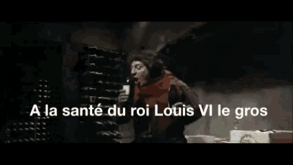 a man in a red cloak with the words a la sante du roi louis vi le gros written below him