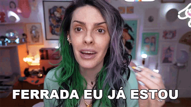 a woman with green hair says ferrada eu ja estou