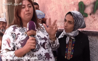 a woman talking into a microphone with the website www.houdtv.ma written on the bottom