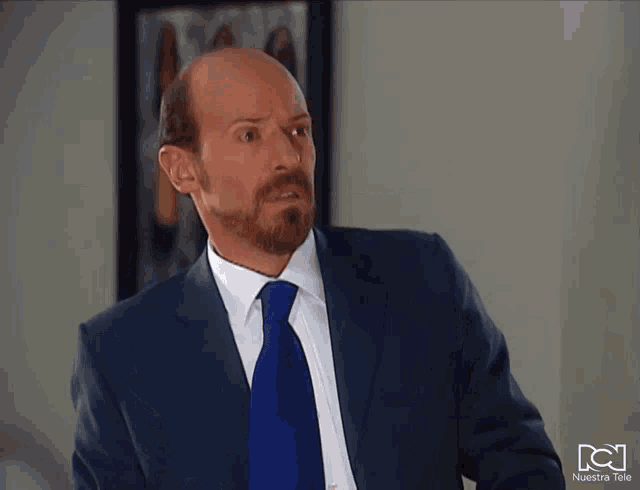 a man in a suit and tie says " digo yo " in spanish