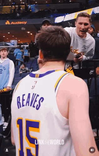 a basketball player with the name reaves on the back