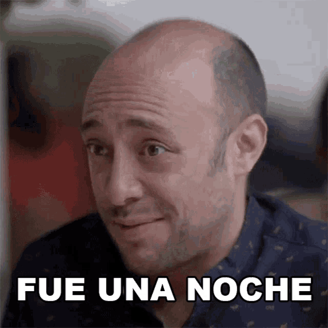 a bald man is smiling with the words fue una noche written below him .