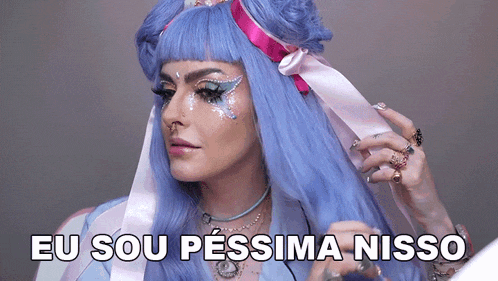 a woman with blue hair has the words eu sou pessima nisso on her face
