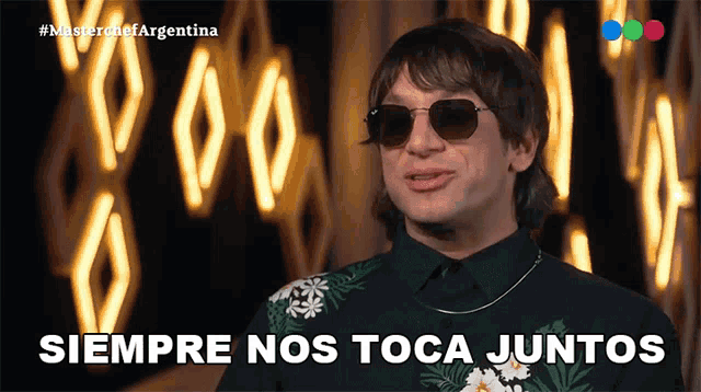 a man wearing sunglasses says siempre nos toca juntos in spanish
