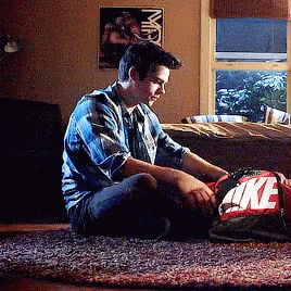 Dylan O Brien Packing Up GIF - Dylan O Brien Packing Up Handsome GIFs