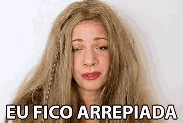 a woman with blonde hair is making a funny face and the words eu fico arrepiada are above her