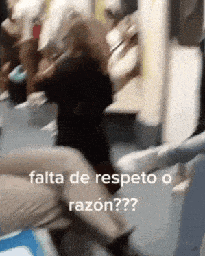 a blurry picture of people with the words falta de respecto o razon on the bottom