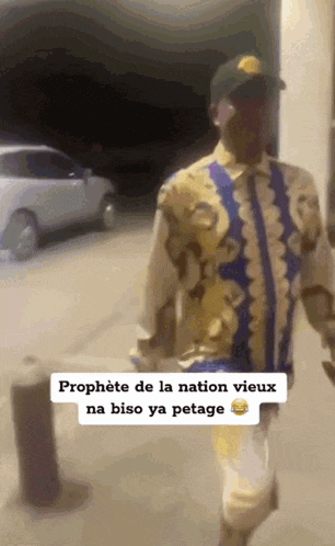 a man wearing a hat and a shirt that says prophete de la nation vieux
