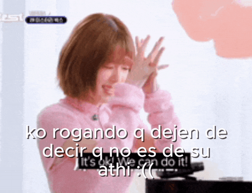 a girl in a pink sweater with the words " ko rogando q dejen de decir q no es de su "