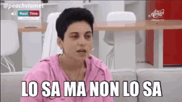 a woman is sitting on a couch with the words lo sa ma non lo sa above her