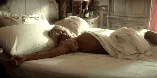Lily James Pamela Anderson GIF - Lily James Pamela Anderson Pam And Tommy GIFs