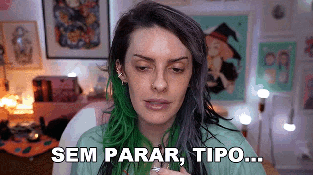 a woman with green hair says " sem parar tipo ... "