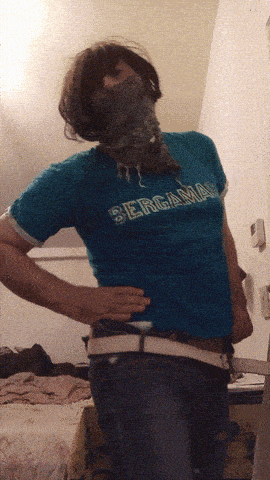a man wearing a blue shirt that says bergama