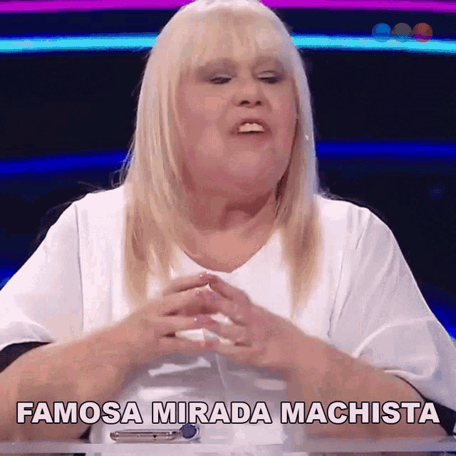 a woman in a white shirt says famosa mirada machista in spanish