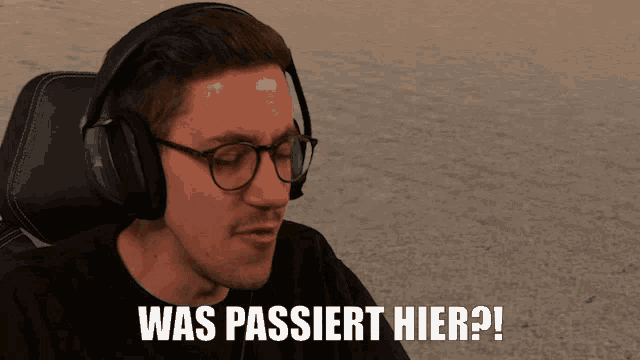a man wearing headphones and glasses says was passiert hier