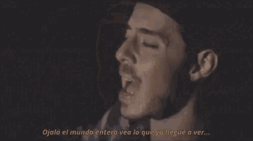 a close up of a man 's face with the words ojalá el mundo entero vea lo que yo llegue a ver