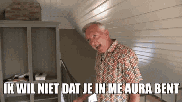 a man standing on a staircase with the words ik wil niet dat je in me aura bent written below him
