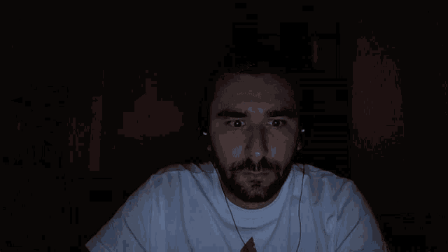 a man wearing headphones says questa si che e un 'idea originale