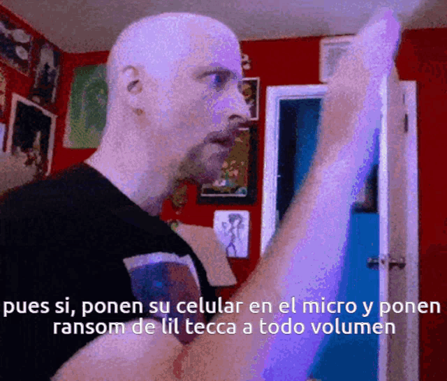 a man in a black shirt is pointing at something with the words puedes si
