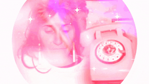 a pink circle with the words hi honey t ss