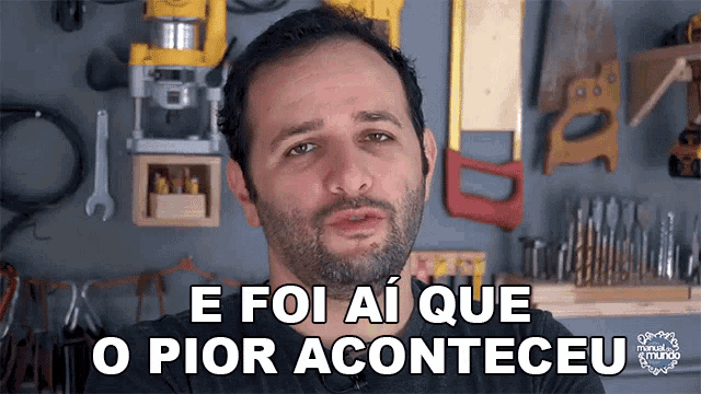 a man with a beard says e foi ai que o pior aconteceu in front of a wall of tools