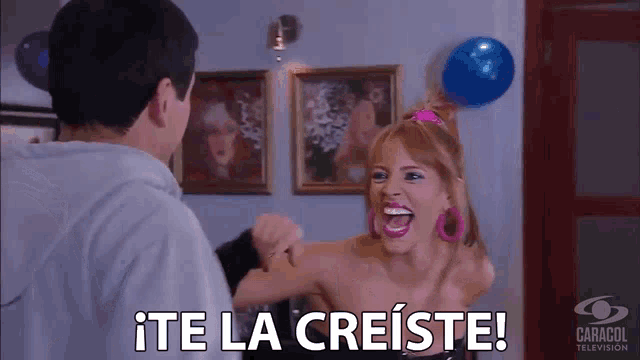 a woman with pink earrings is yelling at a man with the words " te la creiste " on the bottom
