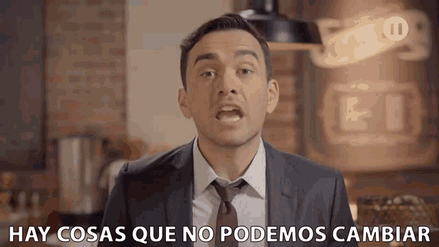 a man in a suit and tie with the words hay cosas que no podemos cambiar below him