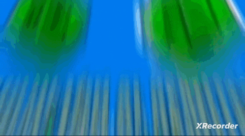 a blue background with two green icons and the words deevolucion al remitente