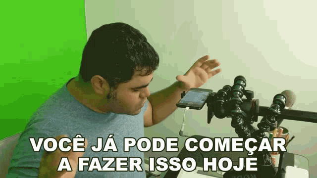 a man in front of a green screen with the words " você ja pode comecar a fazer isso hoje "