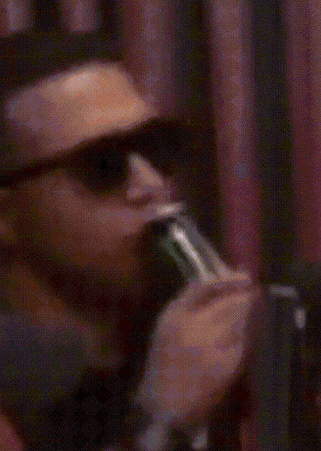 a blurred image of a person with the words #hablo mesmo written above them
