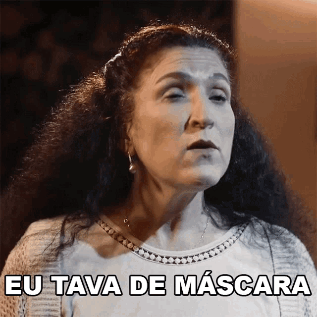 a black and white photo of a woman with the words eu tava de mascara below her