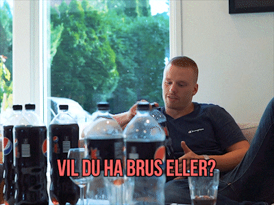 a man sits on a couch with a bottle of pepsi in front of him and the words vil du ha brus eller below him
