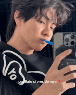 a young man is brushing his teeth in front of a mirror with the words semblate si eres de mya