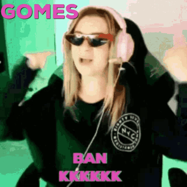 a woman wearing pink headphones and sunglasses says gomes ban kkkkk