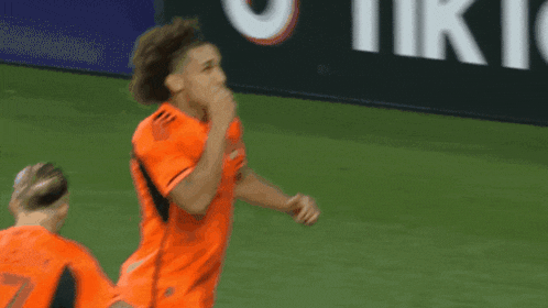a soccer player with the number 7 on his back