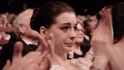 Anne Hathaway Aplade Emocionada GIF - Aplauso Aplaudir Emocion GIFs