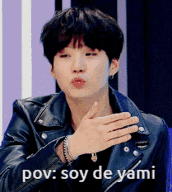 a young man wearing a leather jacket is blowing a kiss with the words pov soy de yami below him