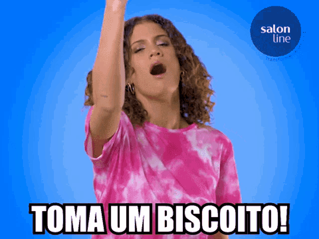 a woman wearing a pink tie dye shirt says toma um biscoito on a blue background