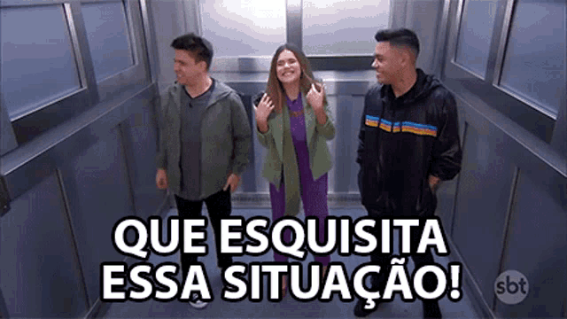 three people are standing in an elevator with the words que esquisita essa situacao written on the bottom