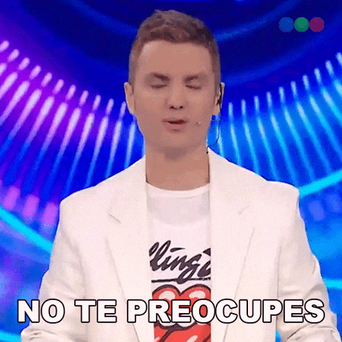a man wearing a white jacket and a rolling stones shirt says " no te preocupas "