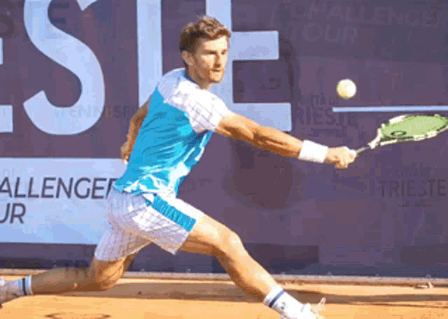 a tennis player in front of a sign that says rieste