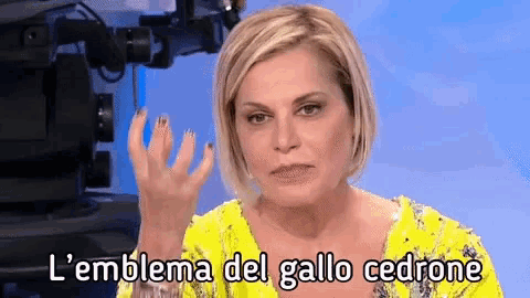 a woman in a yellow dress says l ' emblema del gallo cedrone