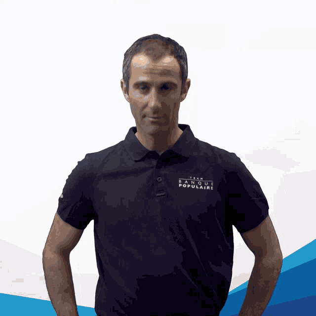 a man wearing a polo shirt that says banque populaire on it